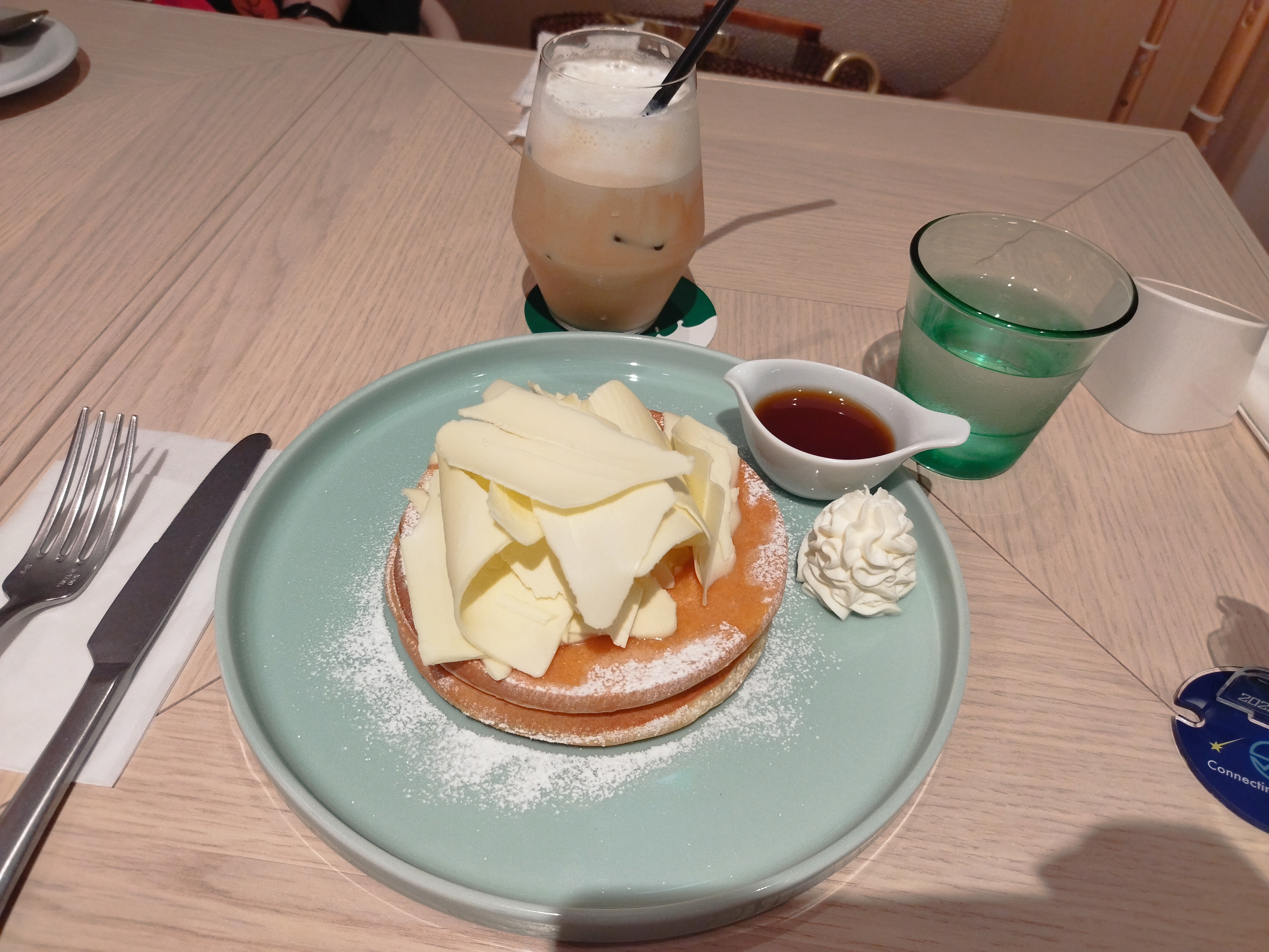 ふんわり削りバターパンケーキてん菜糖蜜添え